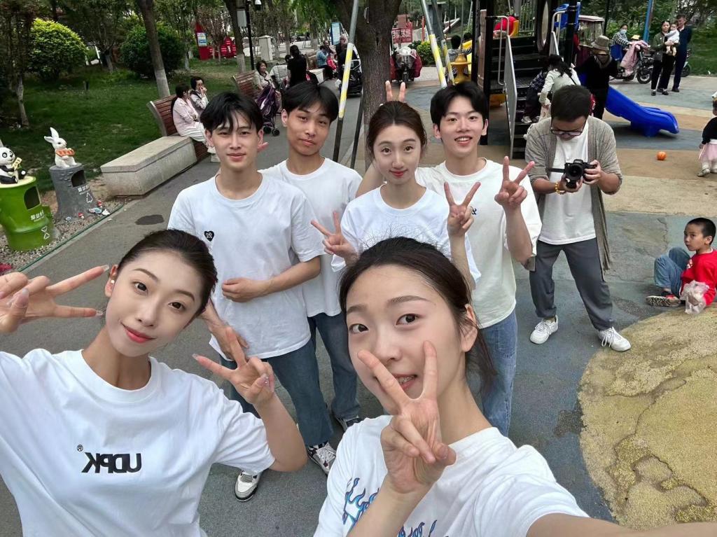 弘扬五四精神 绽放青春风采---“走进舞蹈”青年志愿者服务团助力社区文化宣传